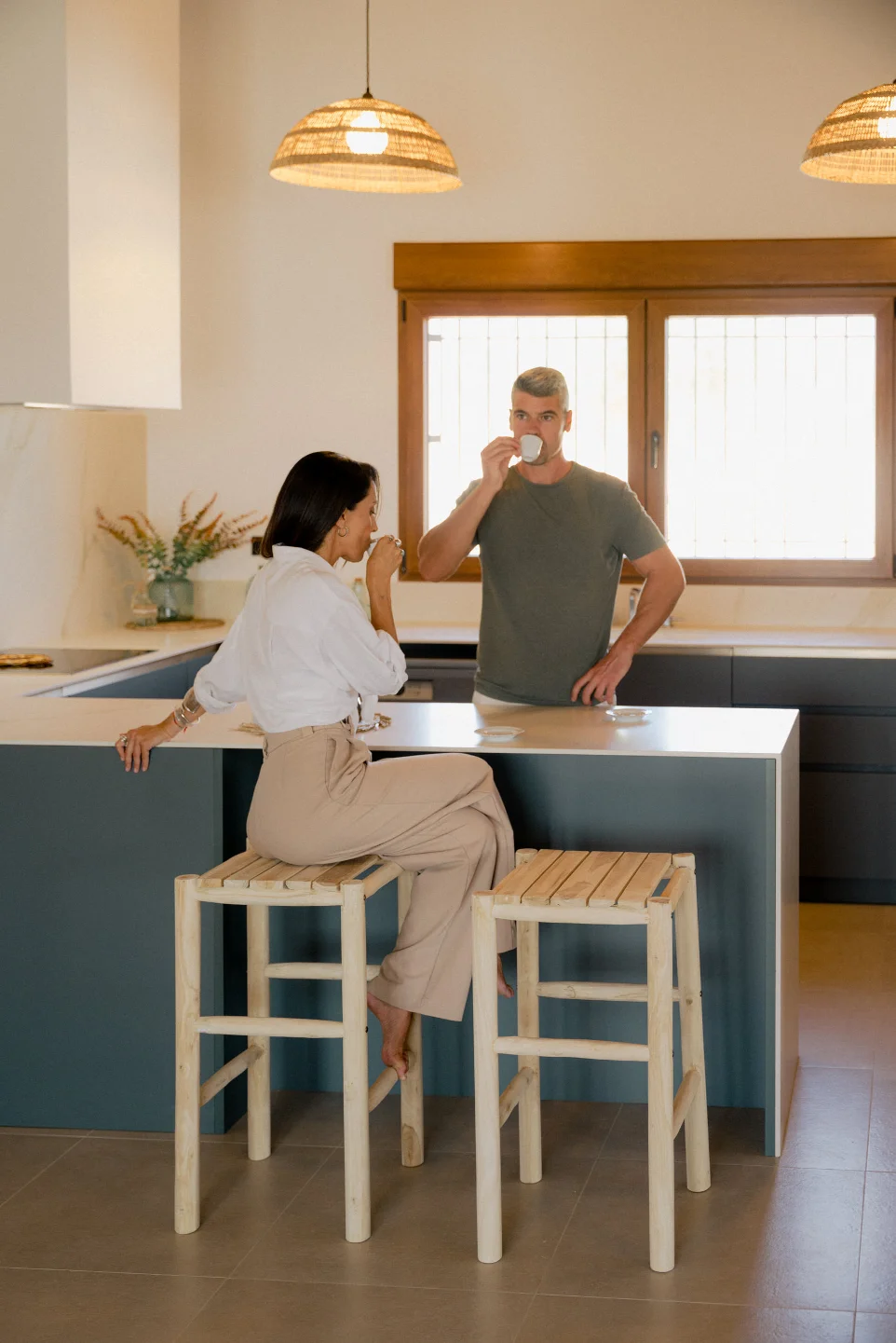 Taburete minimalista de teca Pausa en barra o isla de cocina moderna con comensales