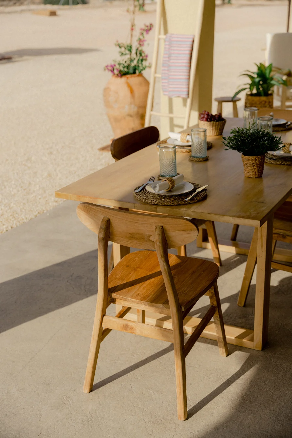 Silla Nature de teca apilable en comedor exterior rústico mediterráneo