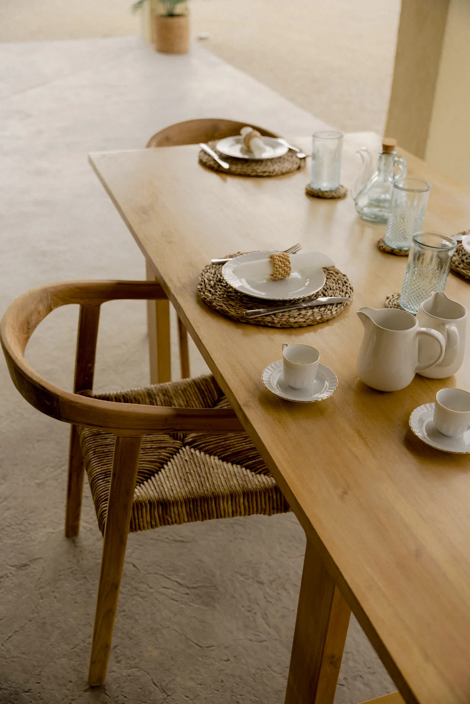 Silla de madera de teca y asiento de enea artesanal en comedor de diseño mediterráneo - Cestería Aparici