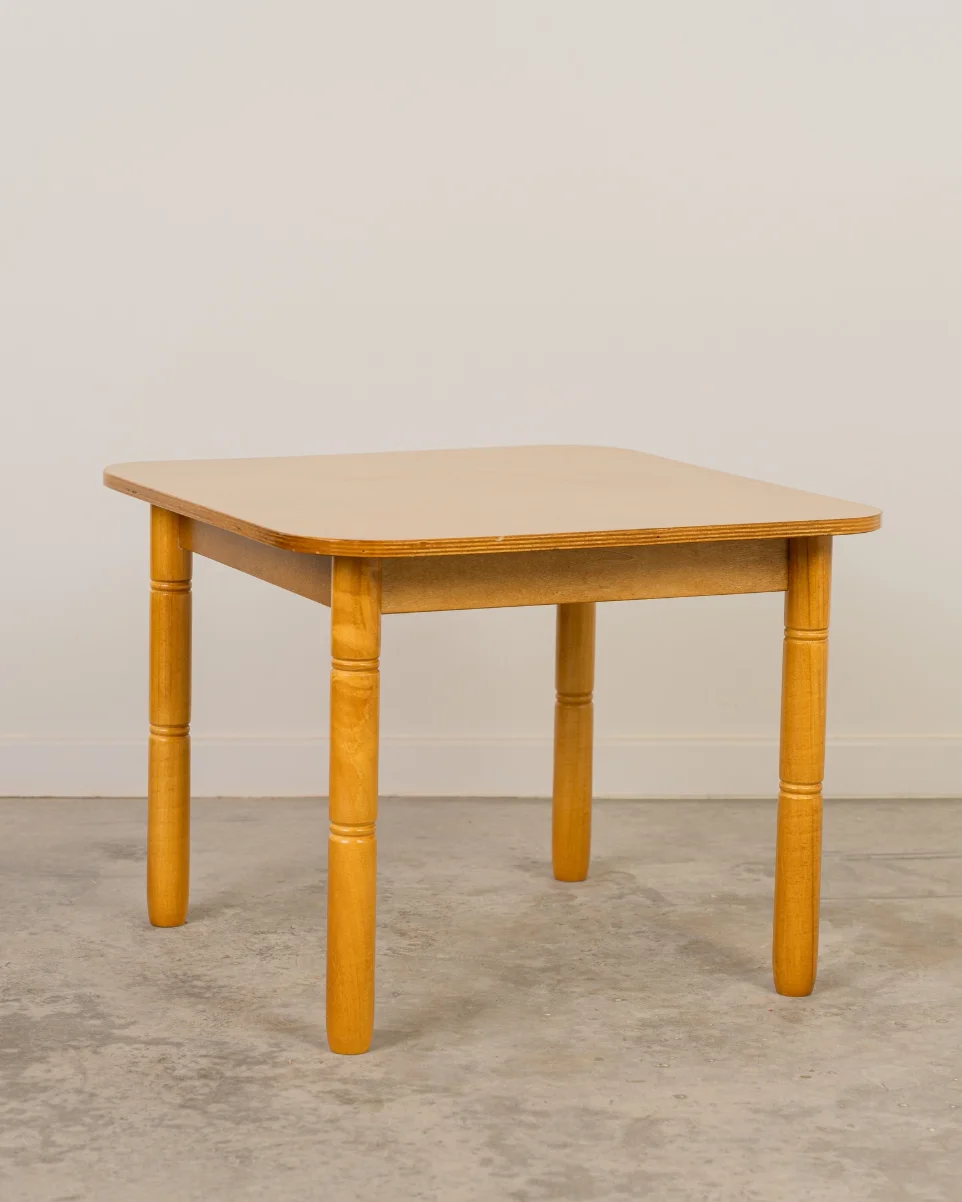 Mesa infantil de madera maciza color miel de estilo rústico para niños