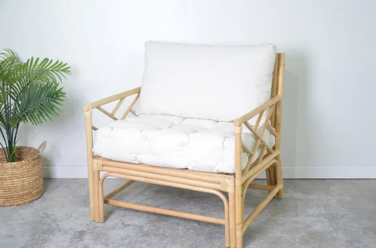 Sillón de diseño orgánico con cojines blancos para decoración de interiores relajados