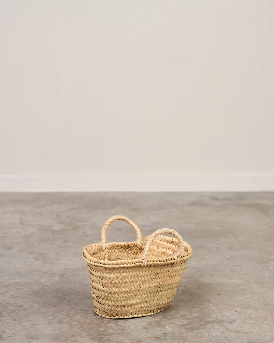 Capazo de palma natural con asas de pita cortas de fabricación artesanal