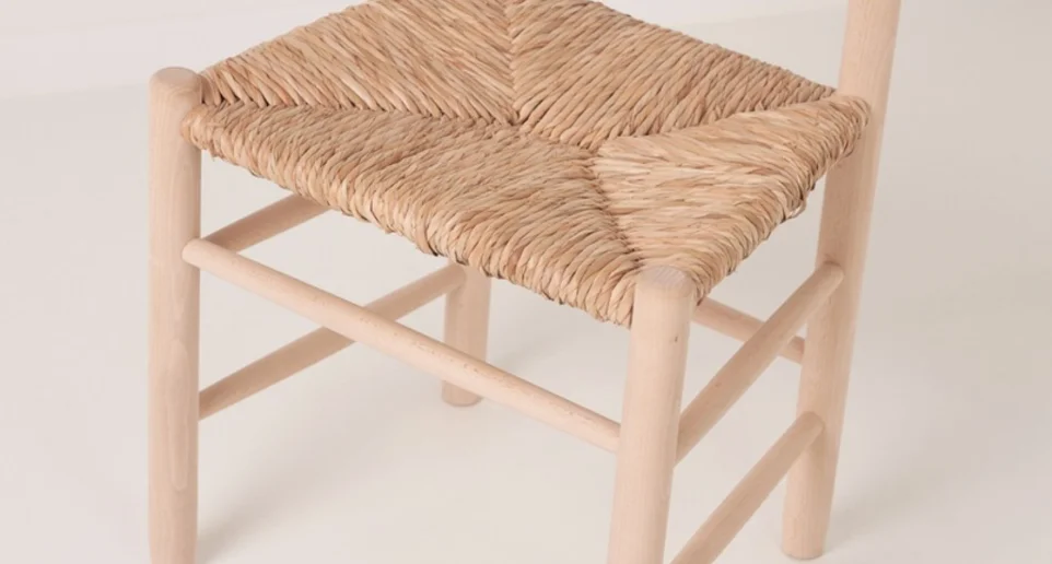 Detalle del tejido de enea natural hecho a mano para el asiento de la silla Lea