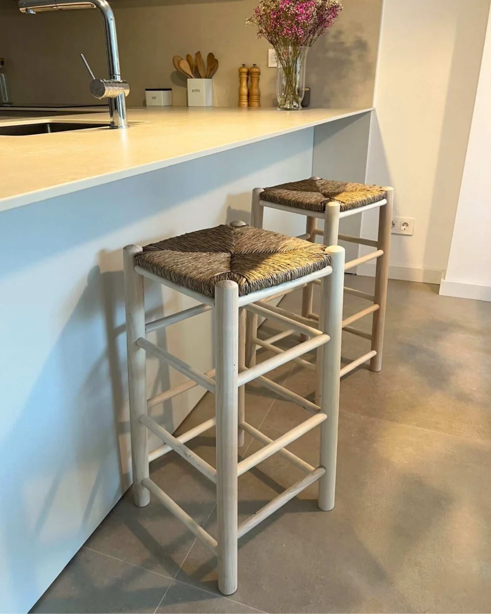 Taburete de madera artesanal en barra o isla de cocina de diseño rústico mediterráneo