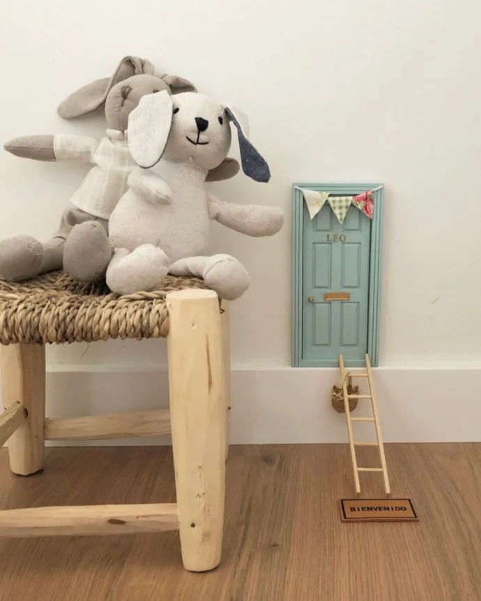 taburete de madera de eucalipto Begur en decoración infantil con puerta del Ratoncito Pérez