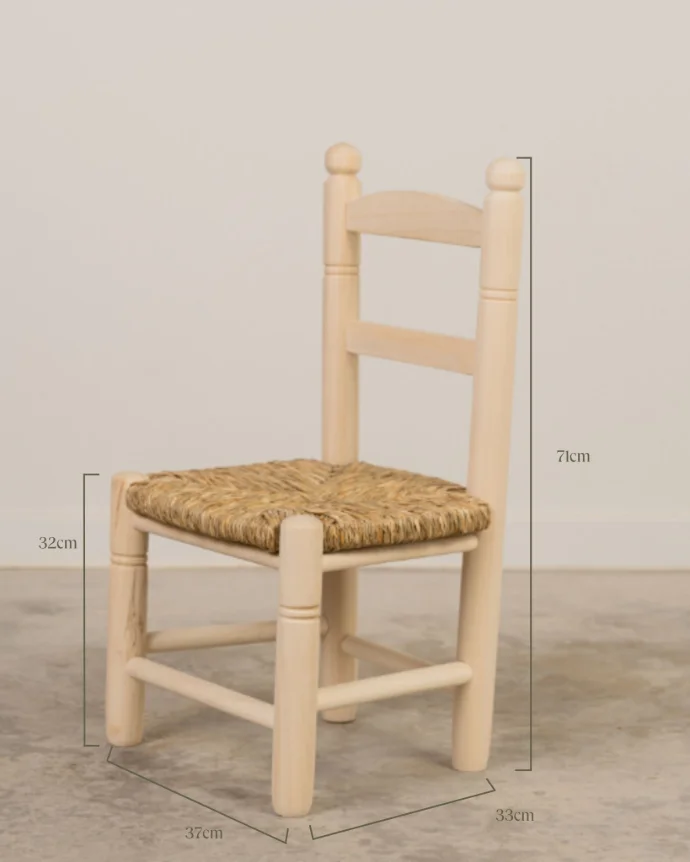 Fotografía con las medidas detalladas de la silla chata de madera y enea artesanal.