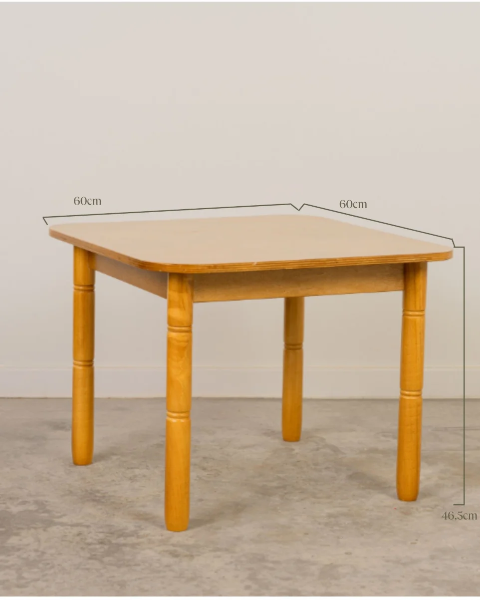 Plano técnico con cotas de 46,5cm de alto y 60x60cm de la mesa infantil color miel