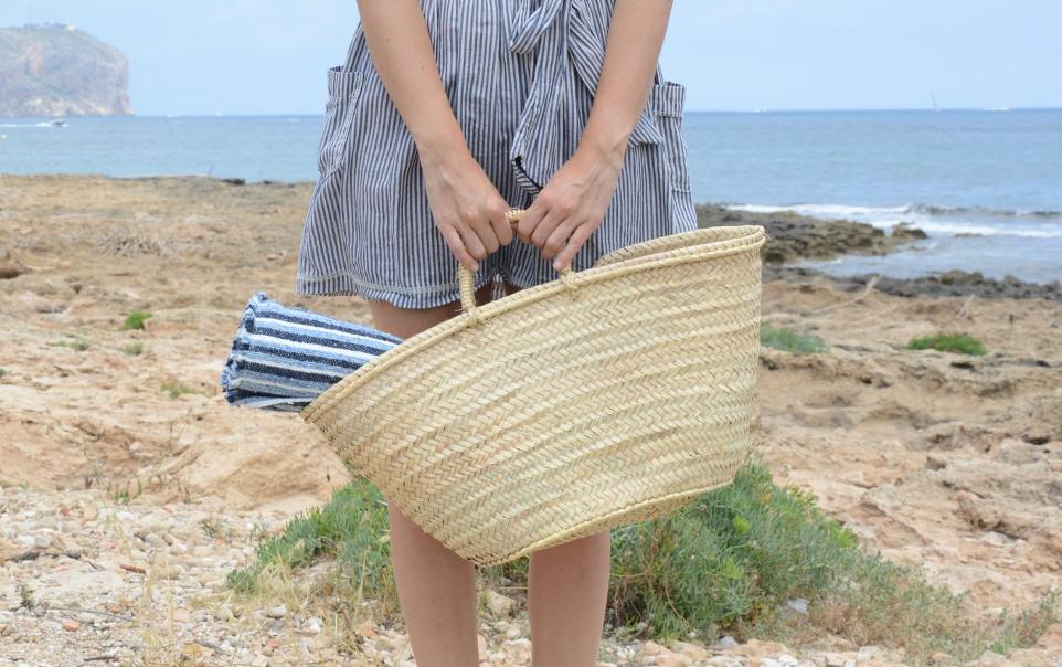 Capazo de mimbre o palma como elemento decorativo en las bodas mas