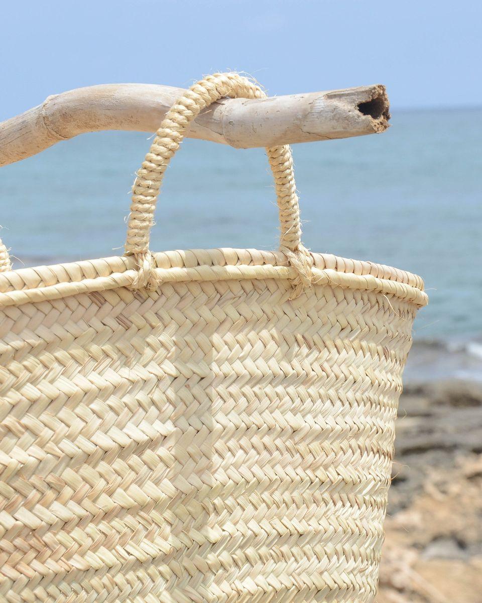 Capazo de mimbre o palma como elemento decorativo en las bodas mas