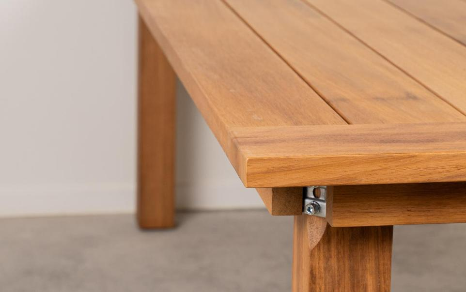 Detalle de ensamblaje y ligereza de la silla de madera de teca con acabado natural