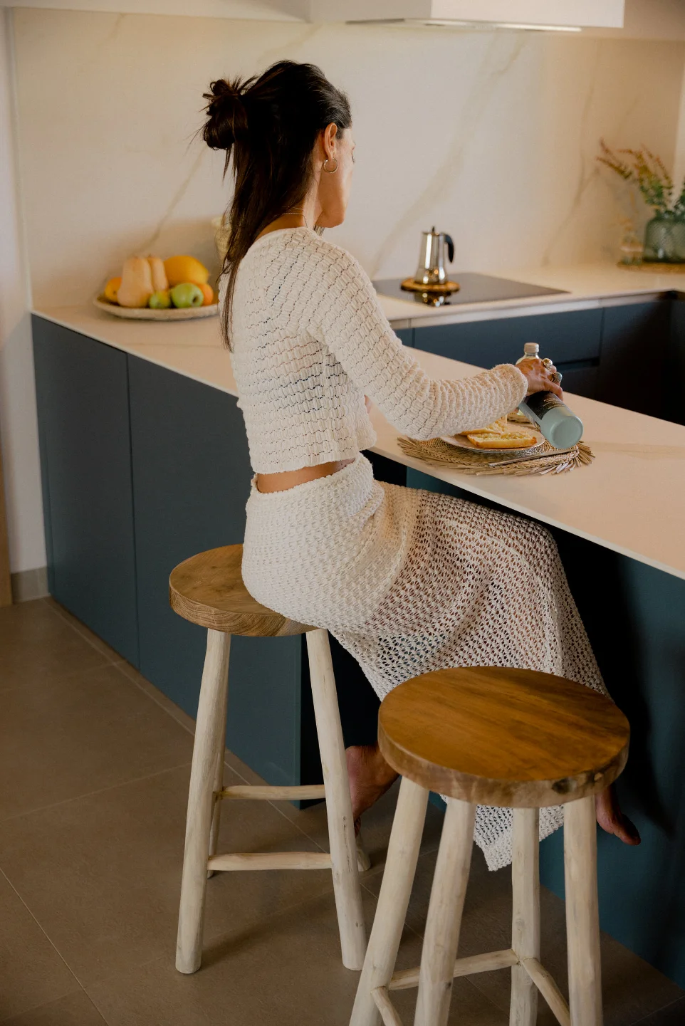 Silla Siroco de madera de teca maciza y cuero trenzado en comedor exterior rústico