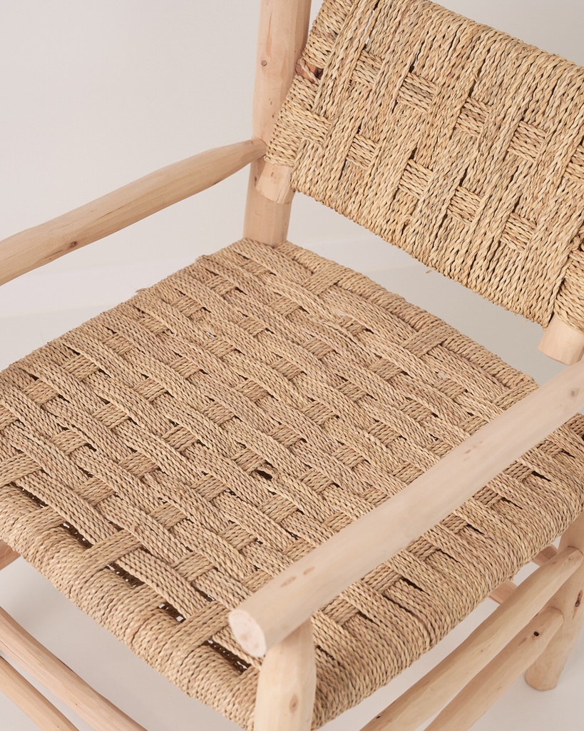 Sillón con reposabrazos y respaldo móvil de palmito Albir