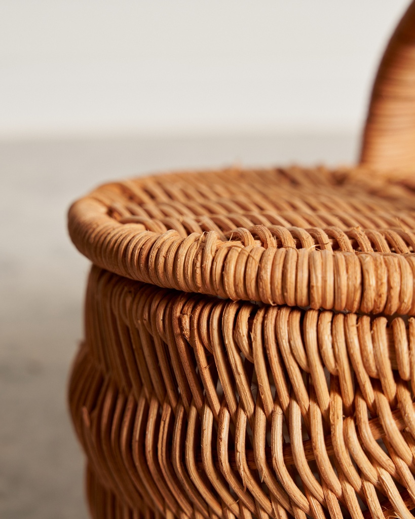 Cesta de rattan con tapa