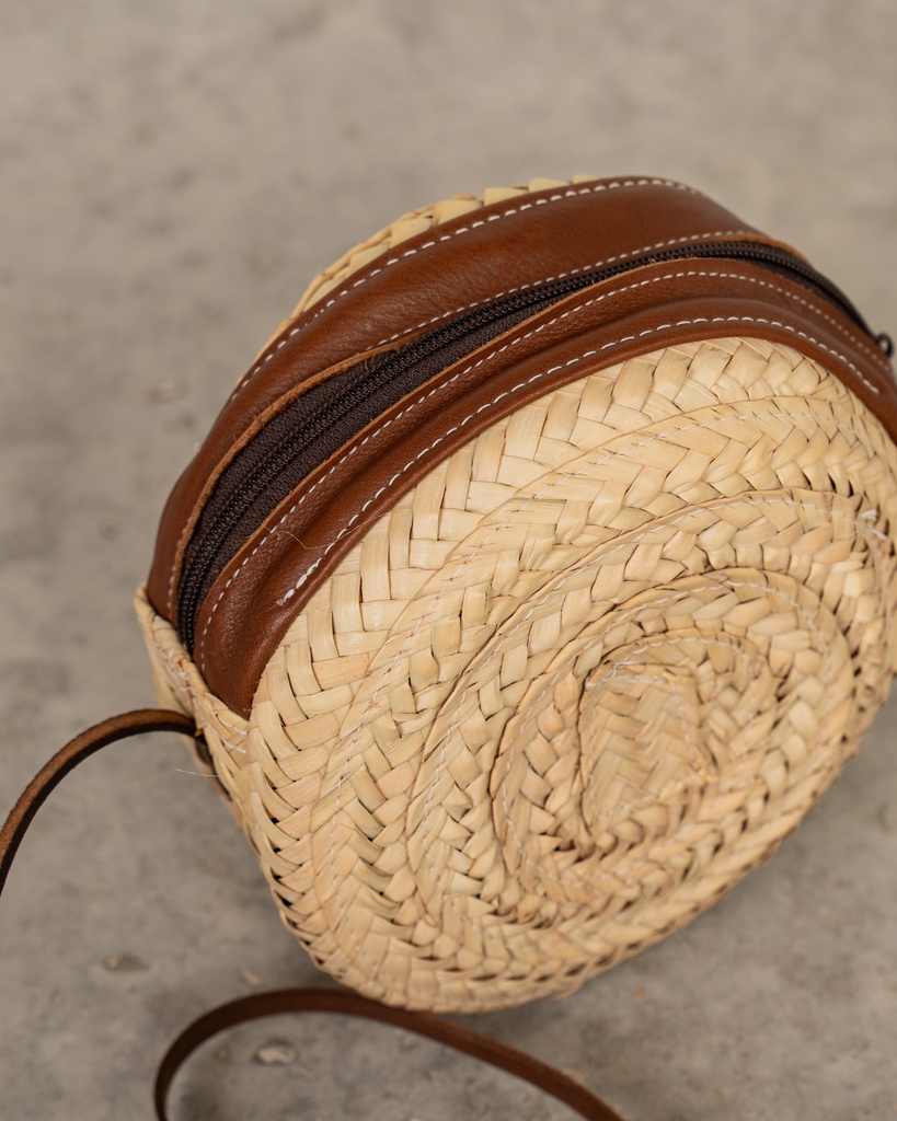 Bolso redondo de palma con asa de cuero