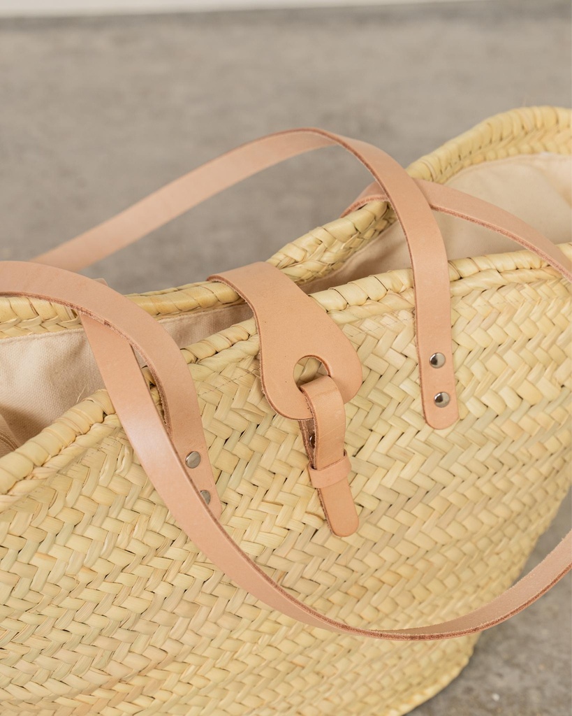 Capazo con solapa de cuero y asas bandolera beige cierre tela