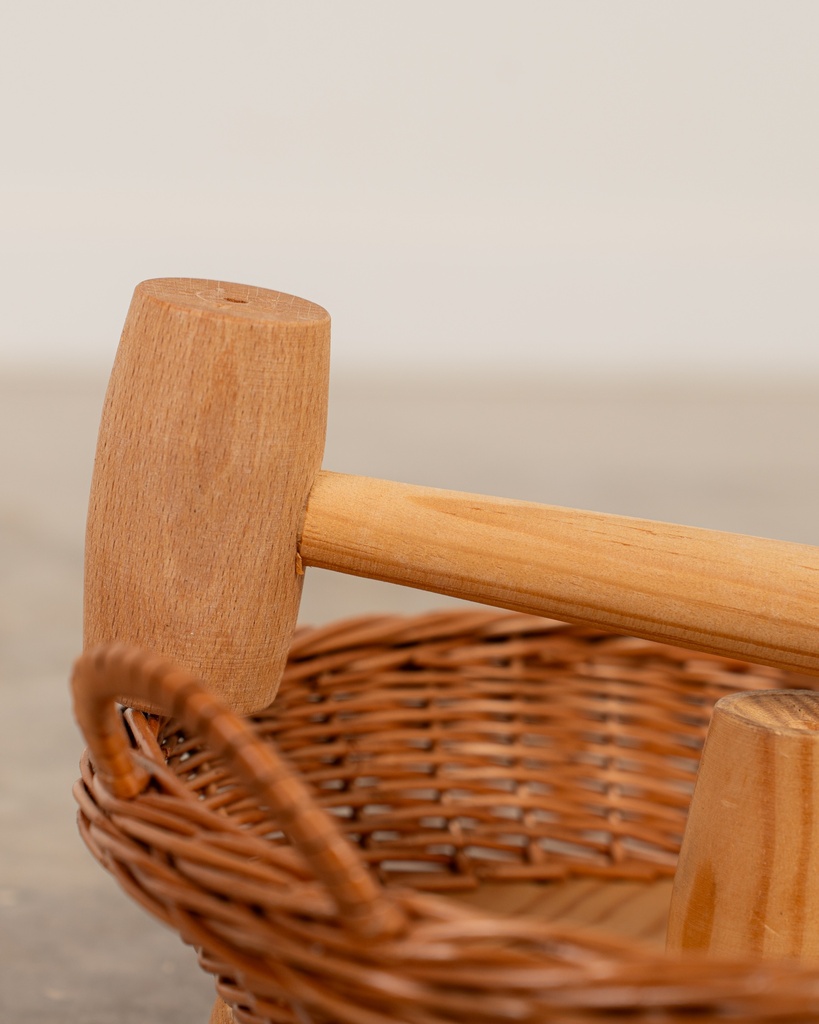 Cascanueces, mimbre y madera con maza