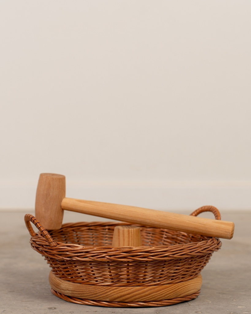 Cascanueces, mimbre y madera con maza