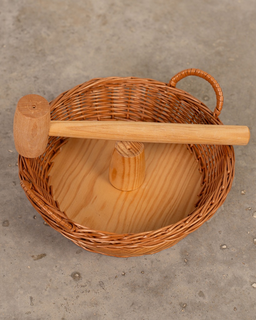 Cascanueces, mimbre y madera con maza