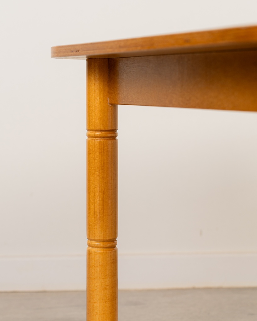 Mesa de madera infantil. Miel