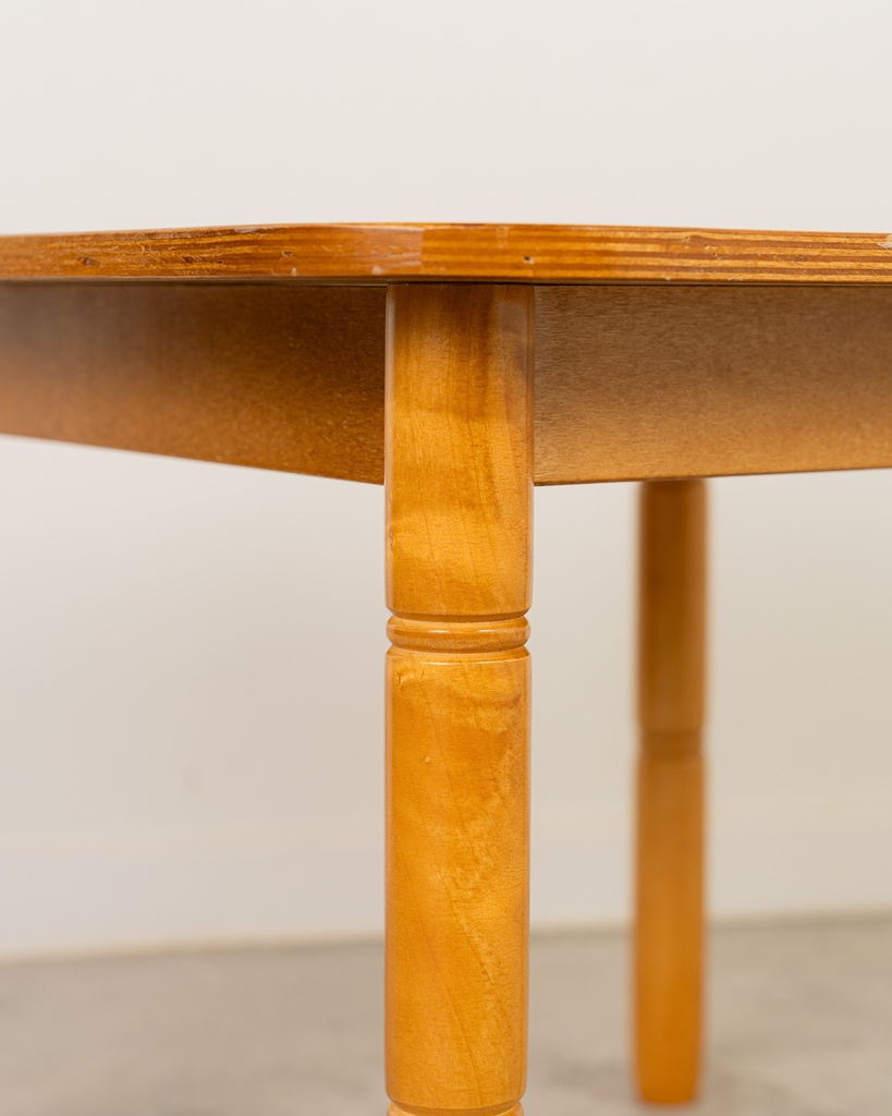 Mesa de madera infantil. Miel