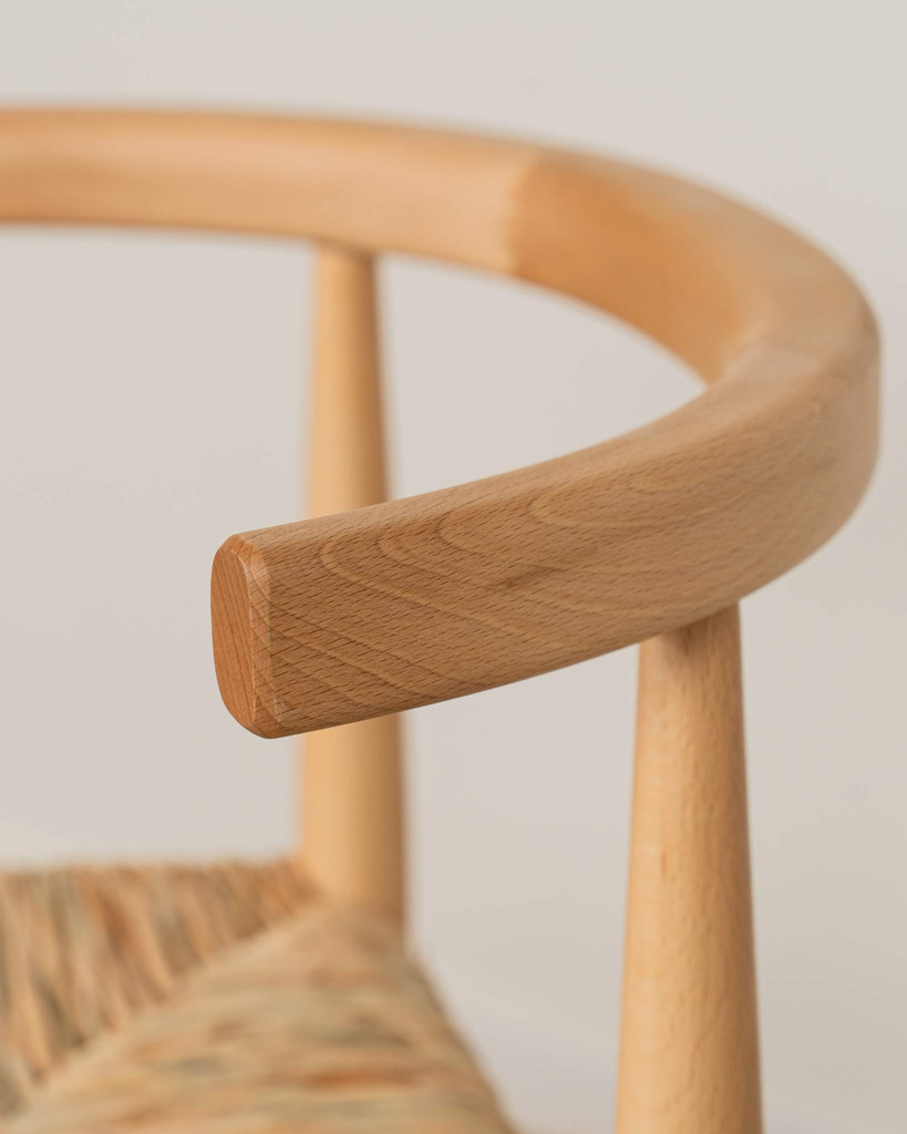 Silla de madera con respaldo curvo