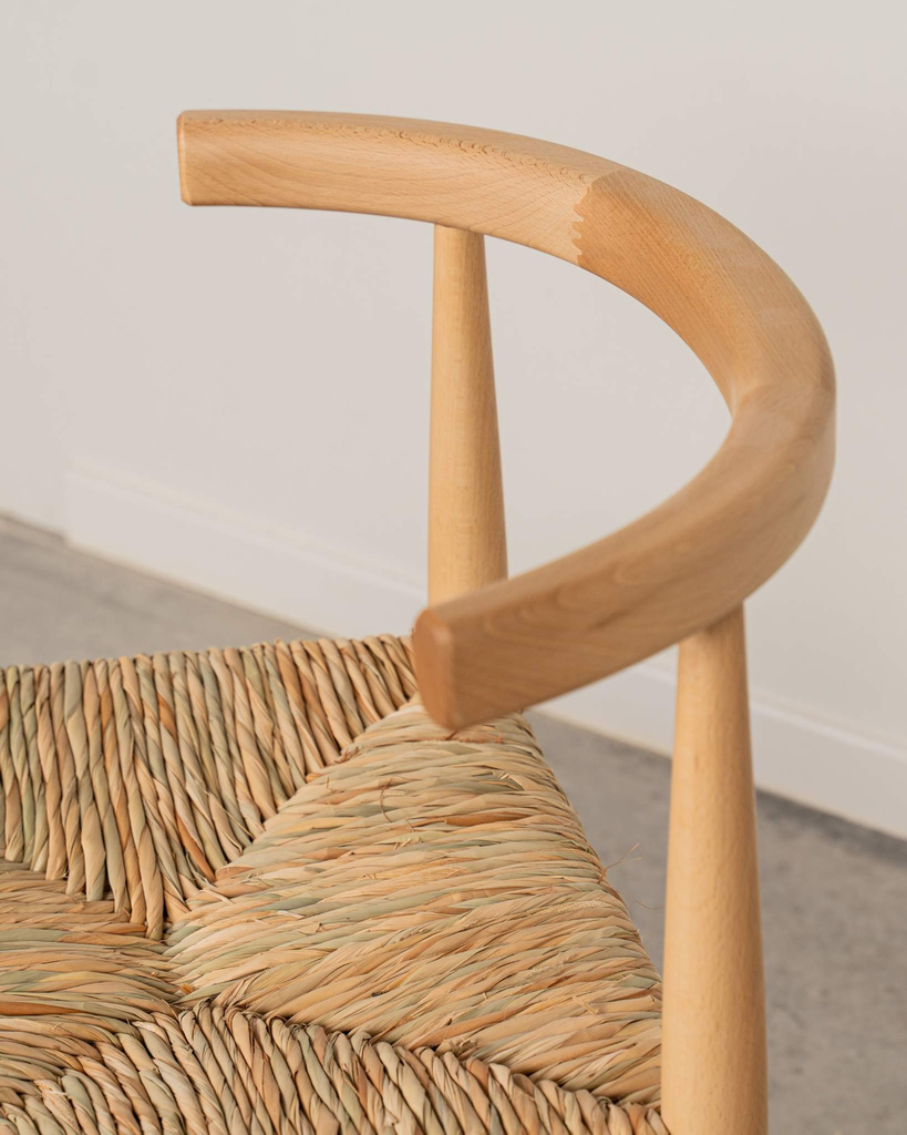 Silla de madera con respaldo curvo