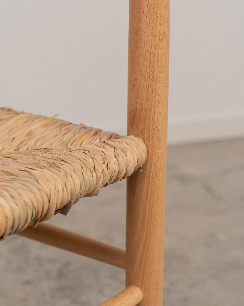 Silla de madera con respaldo curvo acabado barniz Magatta