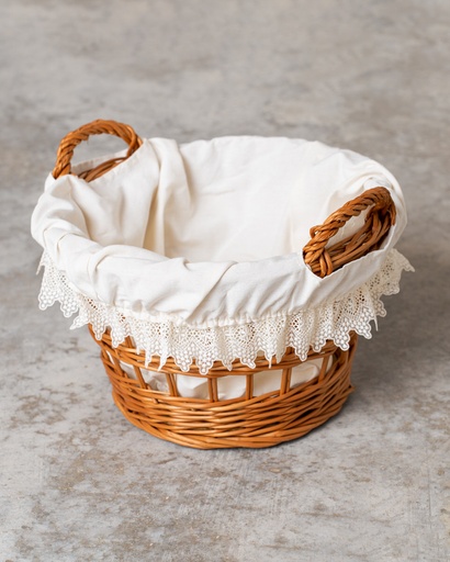 Cesto de mimbre para la ropa en el baño
