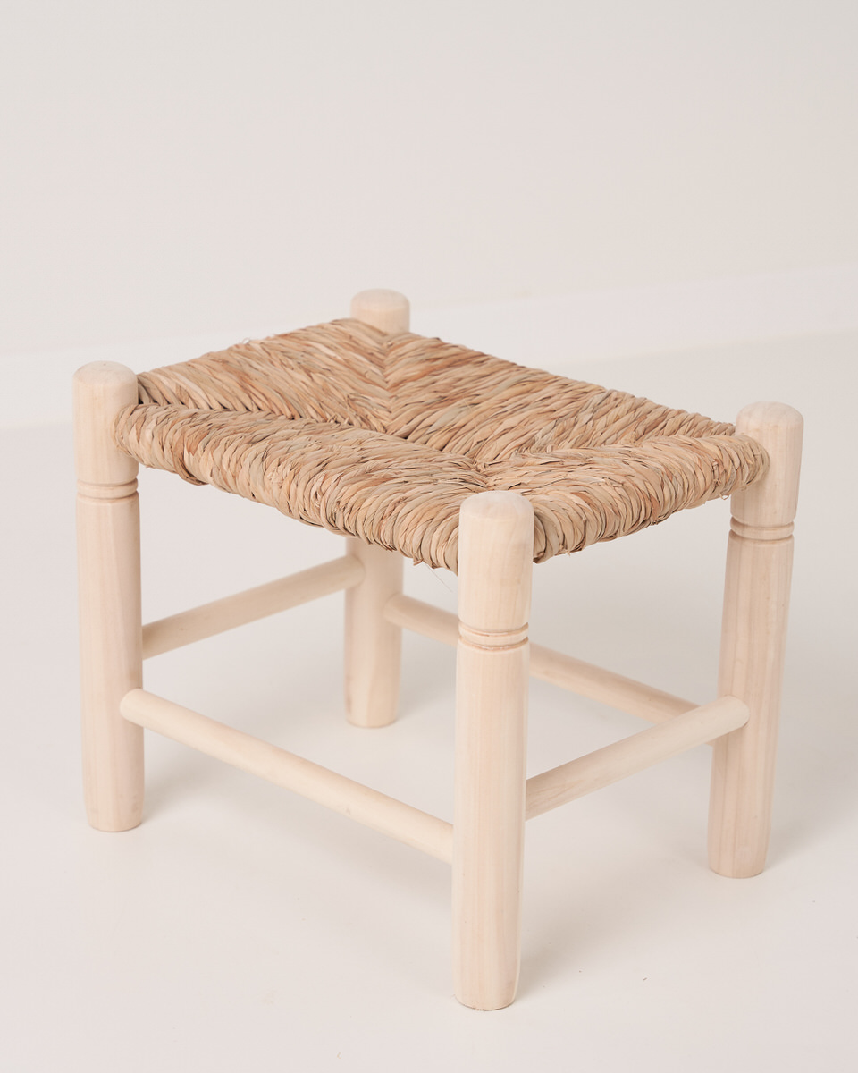 Banqueta de madera natural y enea