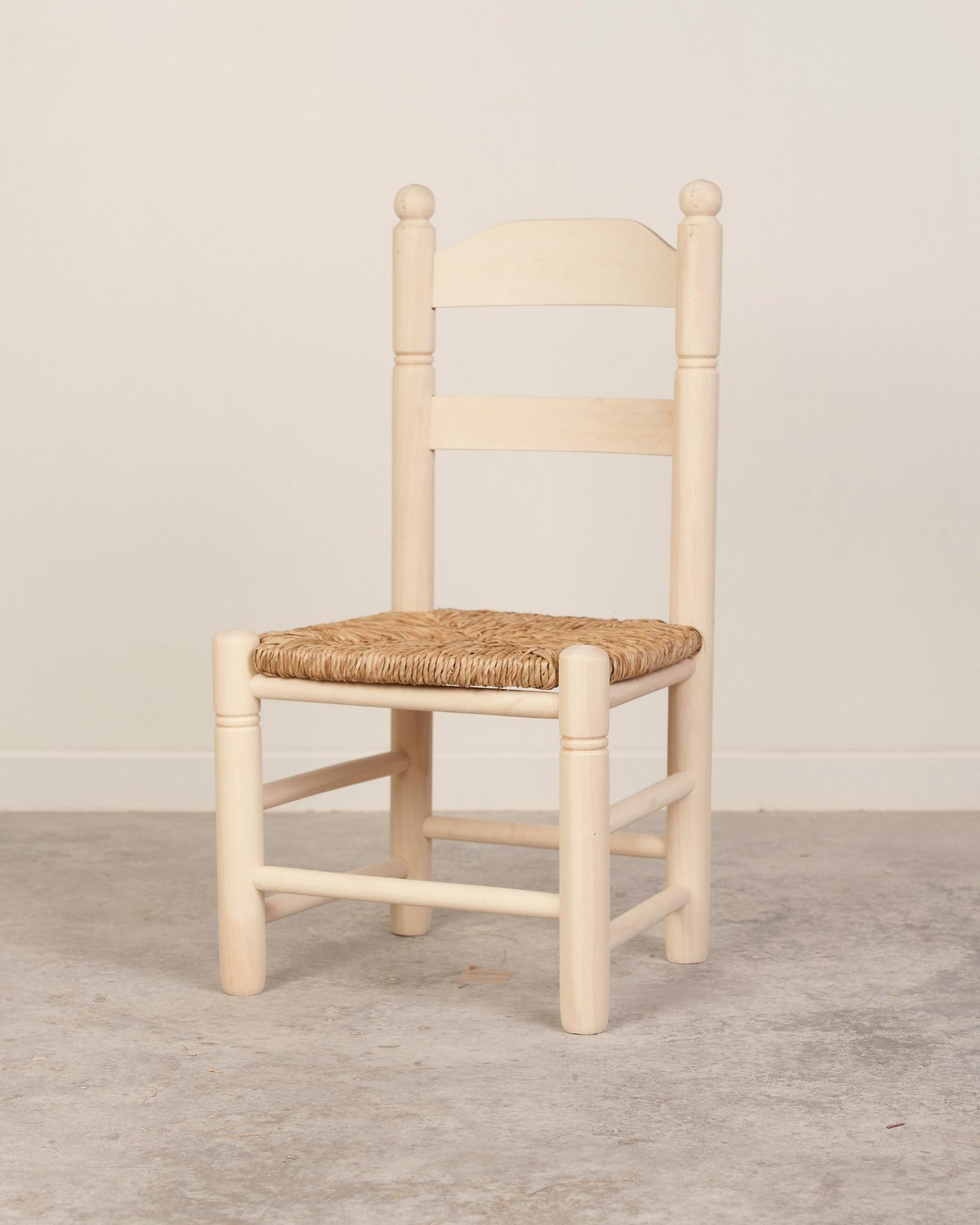Silla chata de madera y enea acabado natural