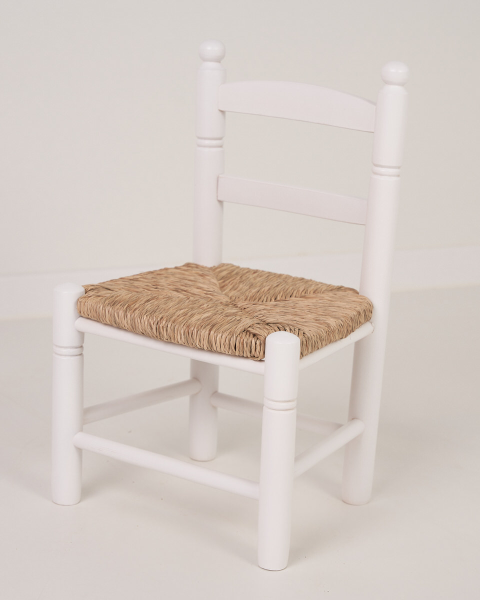 Silla de enea infantil lacada en blanco