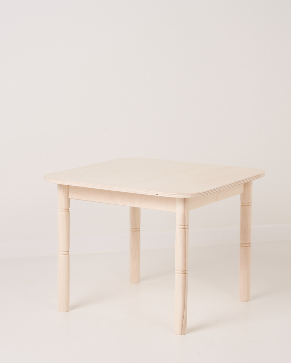 Mesa de madera infantil. Color madera natural