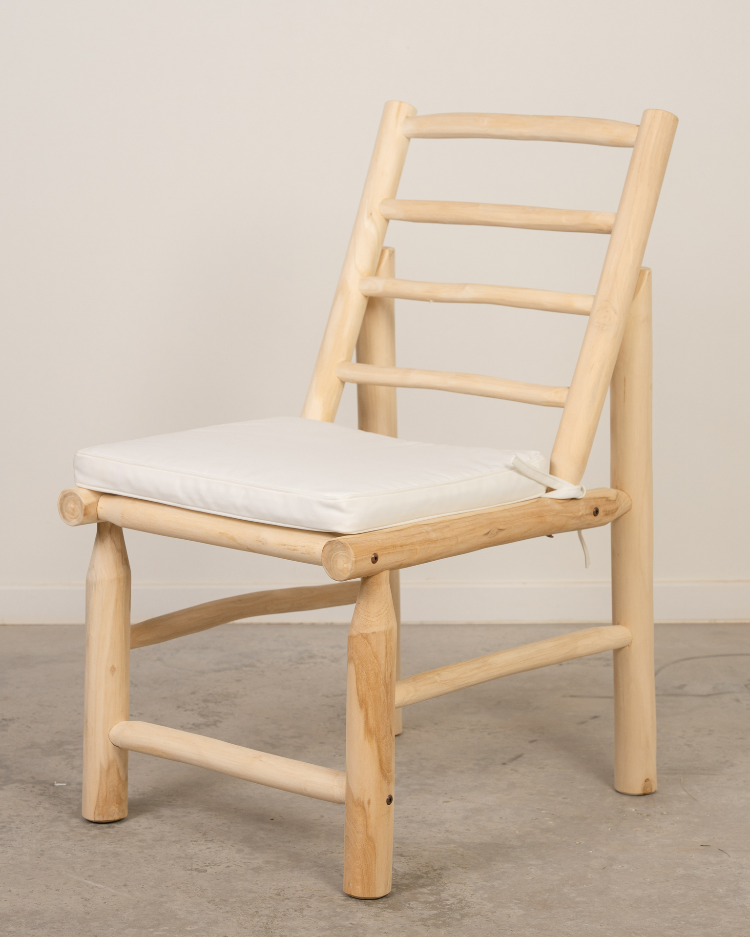 Silla de madera de teca Dina